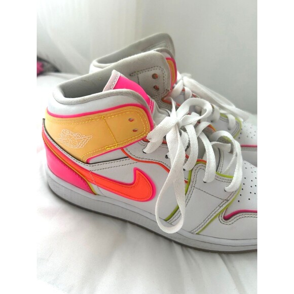 Air Jordan 1 Mid SE GS 'Edge Glow' Youth Girl's Sz 6 Streetware Retro Hype Shoes - Picture 2 of 6